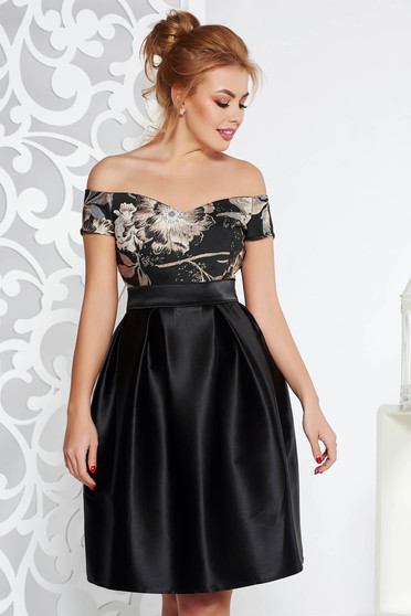 Rochie neagra StarShinerS de ocazie in clos din material satinat cu umeri goi accesorizata cu cordon