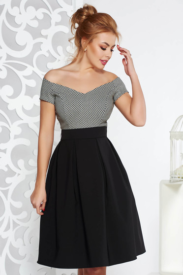 Rochie StarShinerS neagra de ocazie in clos din stofa usor elastica accesorizata cu cordon