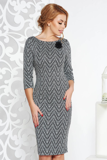Rochie StarShinerS neagra office midi cu un croi mulat din material usor elastic accesorizata cu brosa