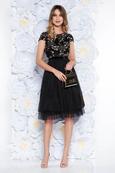 Rochie StarShinerS neagra de ocazie in clos din dantela si tul captusita pe interior accesorizata cu cordon