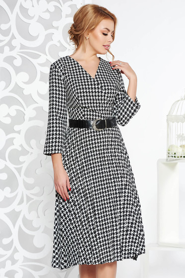 Rochie neagra eleganta in clos plisata din material usor elastic cu accesoriu tip curea