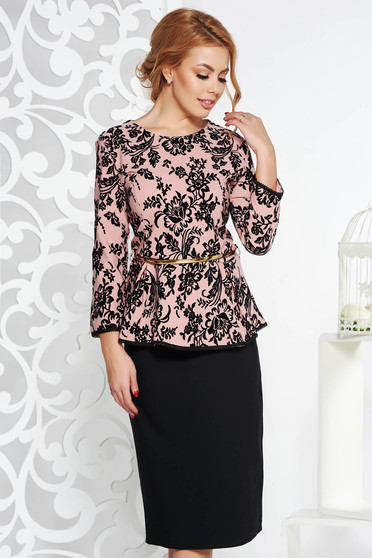 Compleu roz deschis de ocazie din bumbac usor elastic cu fusta conica si bluza cu accesoriu tip curea