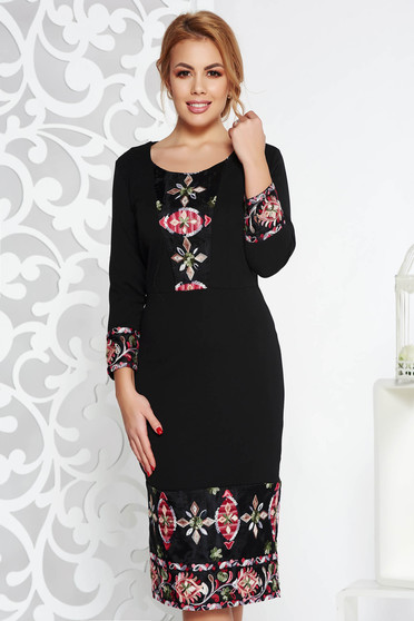 Rochie neagra eleganta midi tip creion din material elastic cu insertii de broderie