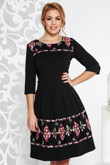 Rochie neagra eleganta midi in clos din material elastic cu insertii de broderie