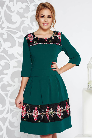 Rochie verde eleganta midi in clos din material elastic cu insertii de broderie