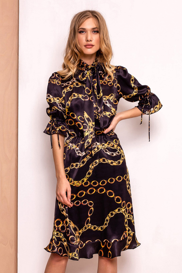 Rochie PrettyGirl neagra eleganta in clos din material satinat captusita pe interior cu volanase la baza rochiei