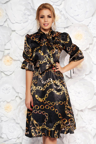 Rochie PrettyGirl neagra eleganta in clos din material satinat captusita pe interior cu volanase la baza rochiei