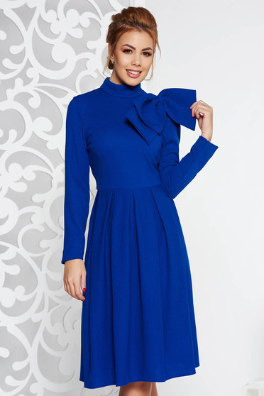 Rochie albastra eleganta in clos din material usor elastic accesorizata cu o fundita