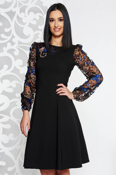Rochie LaDonna neagra de ocazie in clos din stofa usor elastica cu maneci din dantela