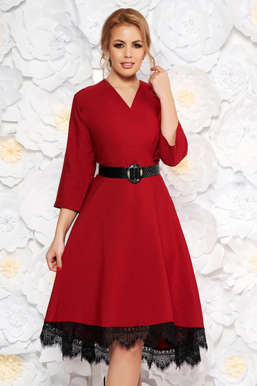 Rochie visinie eleganta din stofa neelastica in clos cu aplicatii de dantela cu accesoriu tip curea