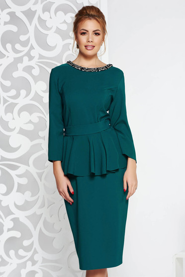 Rochie verde eleganta midi din stofa usor elastica cu peplum cu aplicatii cu pietre strass accesorizata cu cordon