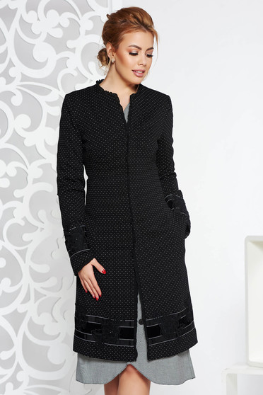Trench LaDonna negru elegant cu un croi cambrat din stofa usor elastica cu insertii de broderie