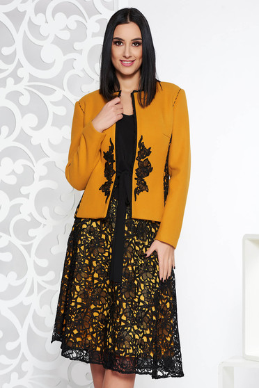 Compleu LaDonna mustariu din 2 piese elegant cu insertii de broderie cu maneci lungi