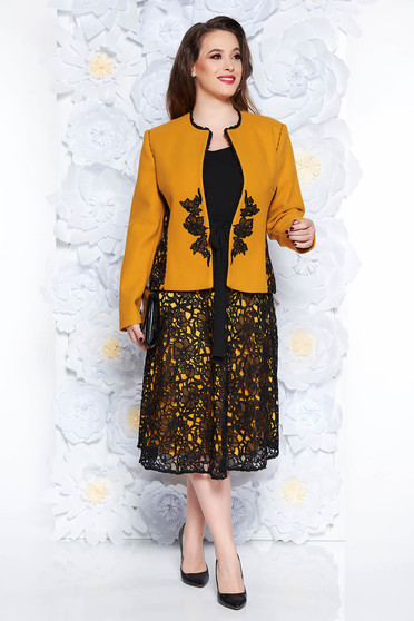 Compleu LaDonna mustariu din 2 piese elegant cu insertii de broderie cu maneci lungi