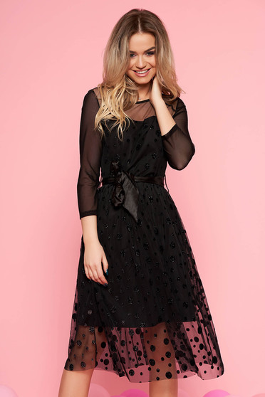 Rochie neagra de party in clos din tul captusita pe interior accesorizata cu cordon