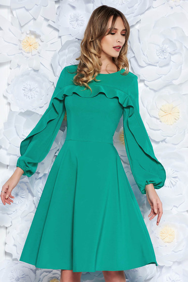 Rochie LaDonna verde eleganta in clos din stofa usor elastica captusita pe interior cu volanase