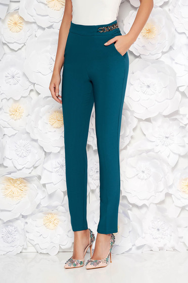 Pantaloni PrettyGirl verde inchis eleganti conici cu talie inalta din stofa usor elastica accesorizat cu lant metalic