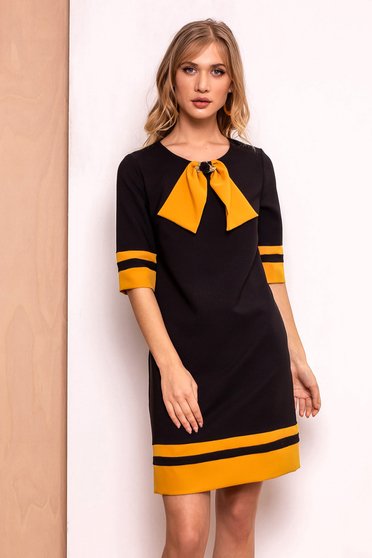 Rochie PrettyGirl neagra office cu croi in A din stofa usor elastica captusita pe interior accesorizata cu brosa