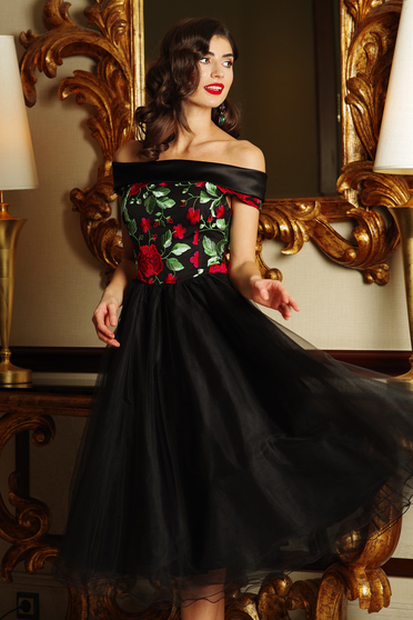 Rochie Artista neagra de ocazie in clos cu umeri goi din tul brodata captusita pe interior