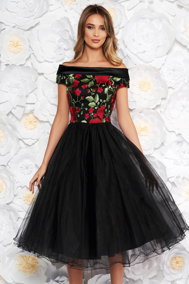 Rochie Artista neagra de ocazie in clos cu umeri goi din tul brodata captusita pe interior