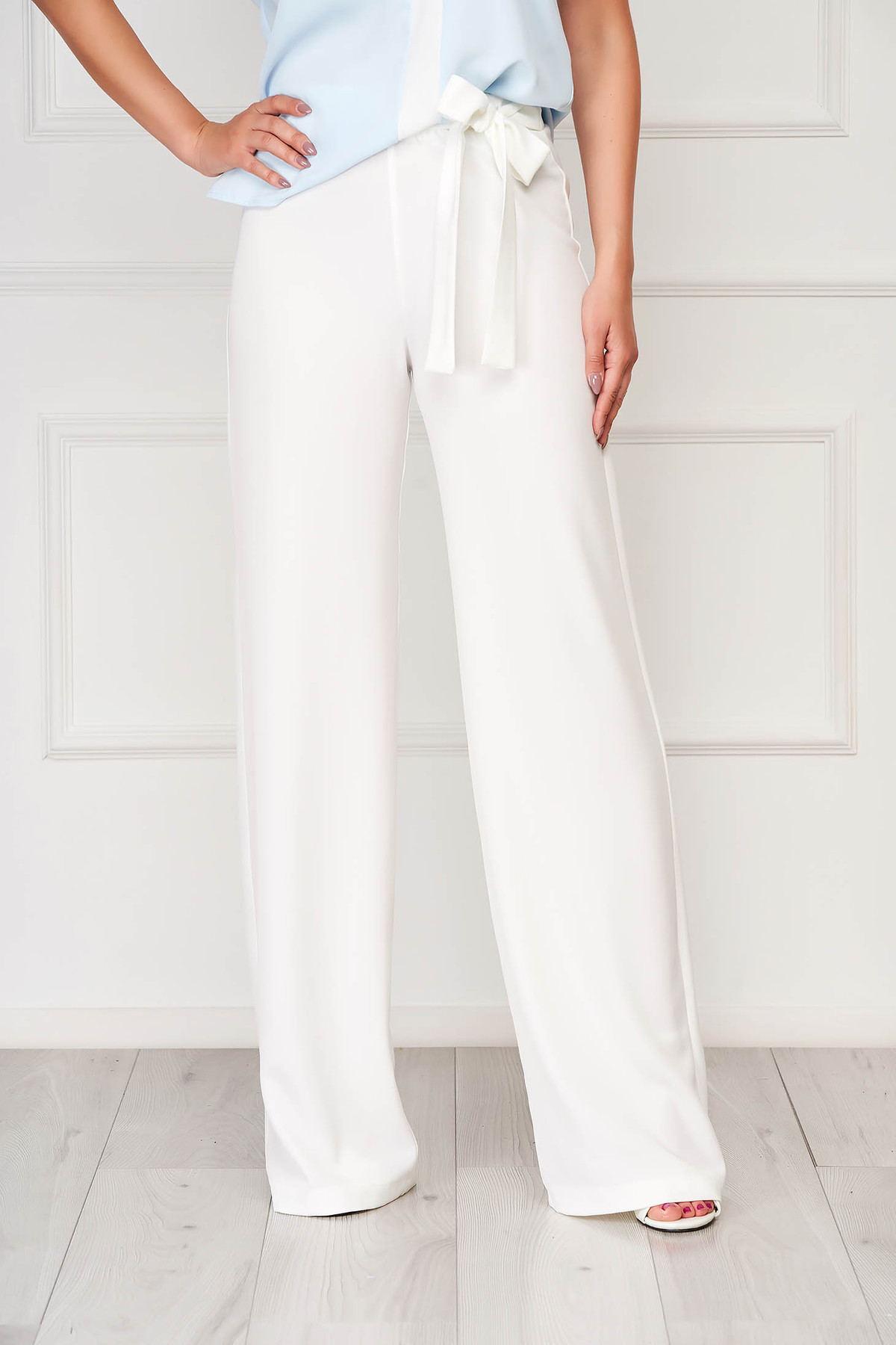 Pantaloni StarShinerS albi eleganti evazati cu talie inalta din stofa usor elastica accesorizati cu cordon