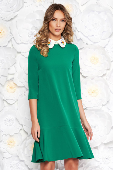 Rochie StarShinerS verde eleganta cu croi larg din stofa usor elastica cu guler rotunjit brodat