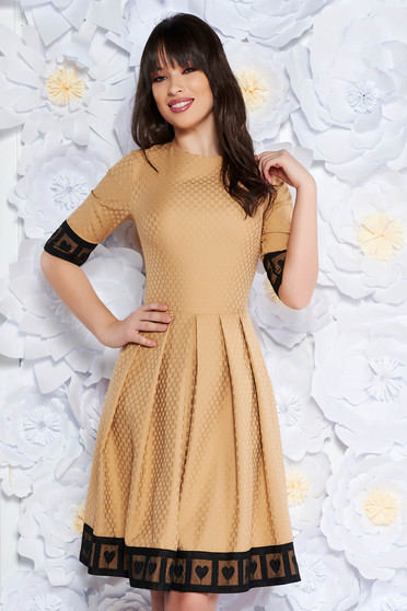 Rochie Artista crem de ocazie in clos midi din material usor elastic cu aplicatii de dantela