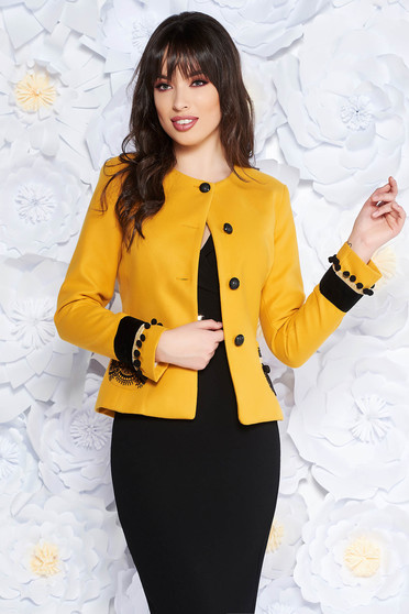 Sacou LaDonna mustariu elegant cu un croi cambrat din lana captusit pe interior cu aplicatii cusute manual