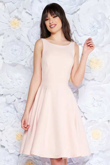 Rochie StarShinerS piersica eleganta in clos din material usor elastic captusita pe interior cu spatele decupat cu fundita