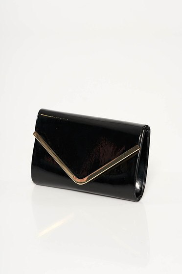 Geanta dama neagra de ocazie plic din material lucios cu accesoriu metalic cu maner lung tip lantisor