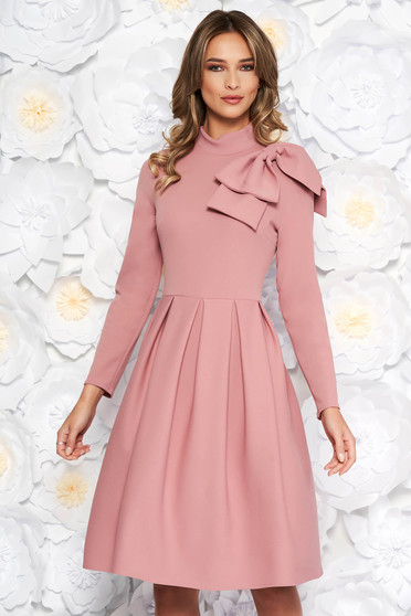 Rochie rosa eleganta in clos din material usor elastic accesorizata cu o fundita
