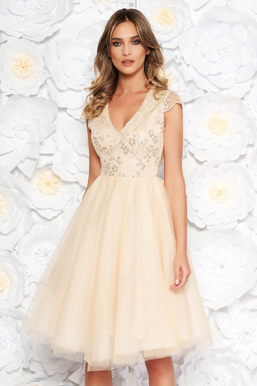 Rochie Artista crem de ocazie in clos din tul cu paiete captusita pe interior cu insertii de broderie