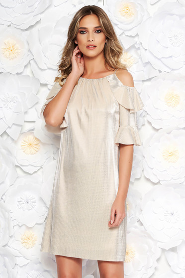 Rochie aurie de ocazie cu croi larg din material lucios captusita pe interior cu umeri decupati