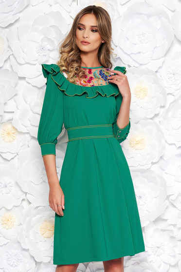 Rochie LaDonna verde eleganta brodata cu croi larg din stofa subtire usor elastica captusita pe interior accesorizata cu cordon