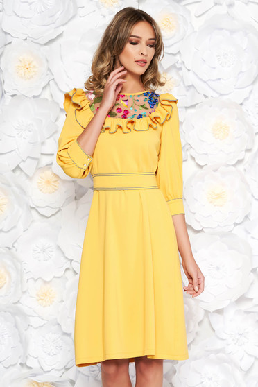 Rochie LaDonna galbena eleganta brodata cu croi larg din stofa subtire usor elastica captusita pe interior accesorizata cu cordon