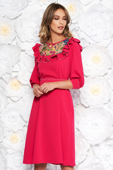 Rochie LaDonna fuchsia eleganta brodata cu croi larg din stofa subtire usor elastica captusita pe interior accesorizata cu cordon