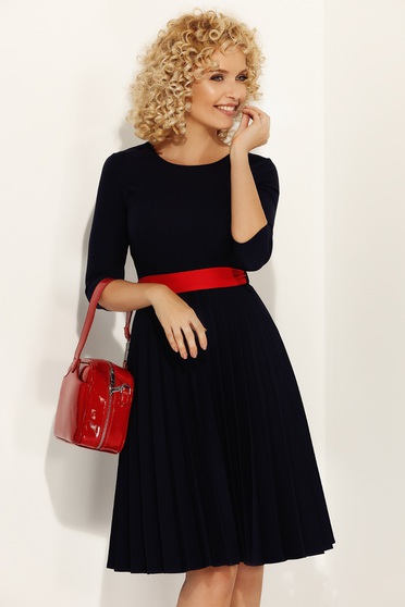 Rochie Fofy albastra-inchis eleganta in clos din stofa usor elastica plisata accesorizata cu cordon