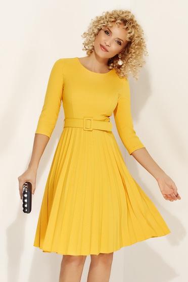Rochie Fofy galbena eleganta in clos din stofa usor elastica plisata accesorizata cu cordon