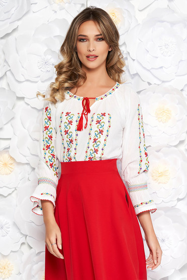 Ie traditionala alba brodata cu croi larg din bumbac neelastic accesorizata cu snur