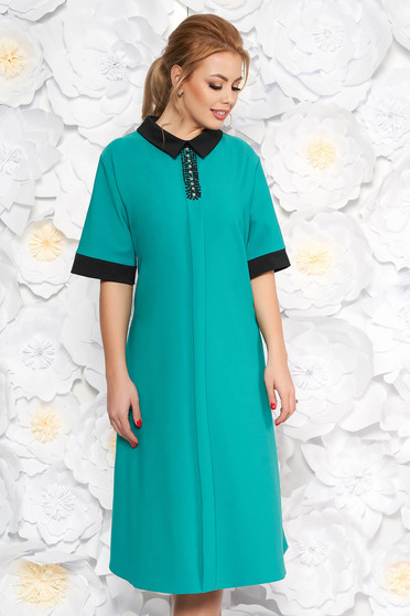 Rochie verde eleganta cu croi larg cu buzunare din stofa subtire usor elastica cu aplicatii cu pietre strass