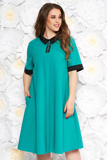 Rochie verde eleganta cu croi larg cu buzunare din stofa subtire usor elastica cu aplicatii cu pietre strass