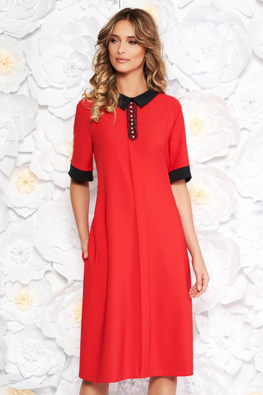 Rochie rosie eleganta cu croi larg cu buzunare din stofa subtire usor elastica cu aplicatii cu pietre strass