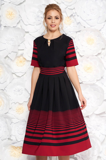 Rochie neagra de zi midi in clos din material subtire elastic accesorizata cu cordon