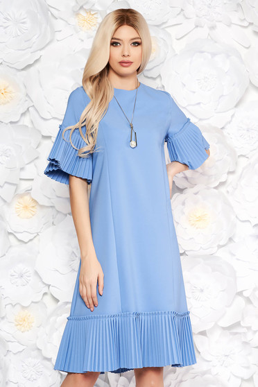 Rochie albastra-deschis eleganta midi cu croi larg din stofa usor elastica cu pliuri