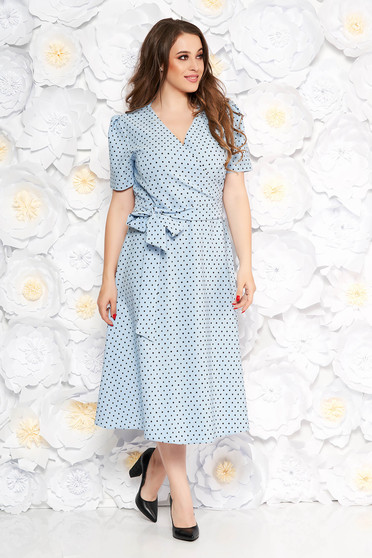 Rochie albastra-deschis eleganta in clos din stofa subtire usor elastica cu buline accesorizata cu cordon