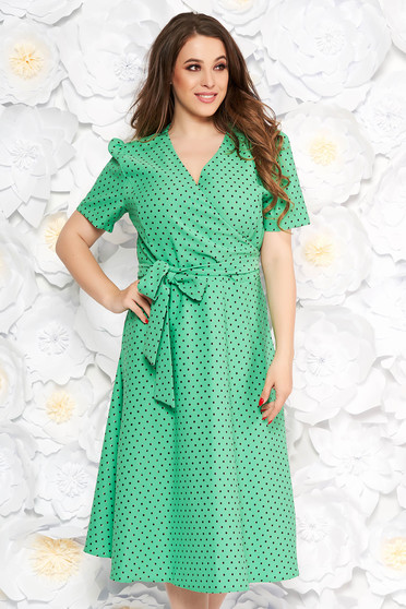 Rochie verde-deschis eleganta in clos din stofa subtire usor elastica cu buline accesorizata cu cordon