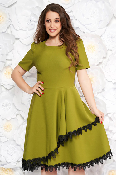 Rochie khaki eleganta midi in clos din stofa elastica subtire cu volanase cu aplicatii de dantela