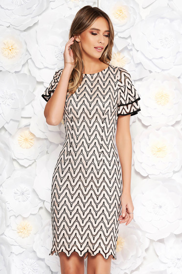 Rochie crem de zi cu un croi mulat din material tricotat cu volanase la maneca