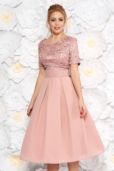 Rochie rosa de ocazie midi in clos din stofa usor elastica si dantela captusita pe interior cu spatele decupat