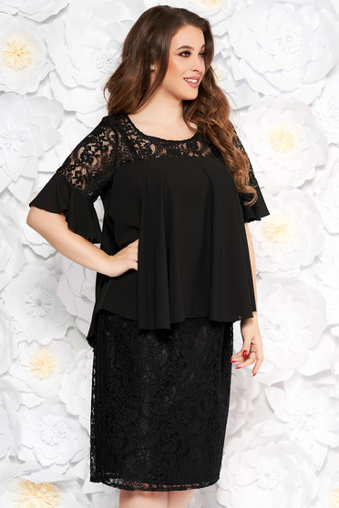 Rochie neagra de ocazie midi tip creion din dantela si voal captusita pe interior cu volanase la maneca